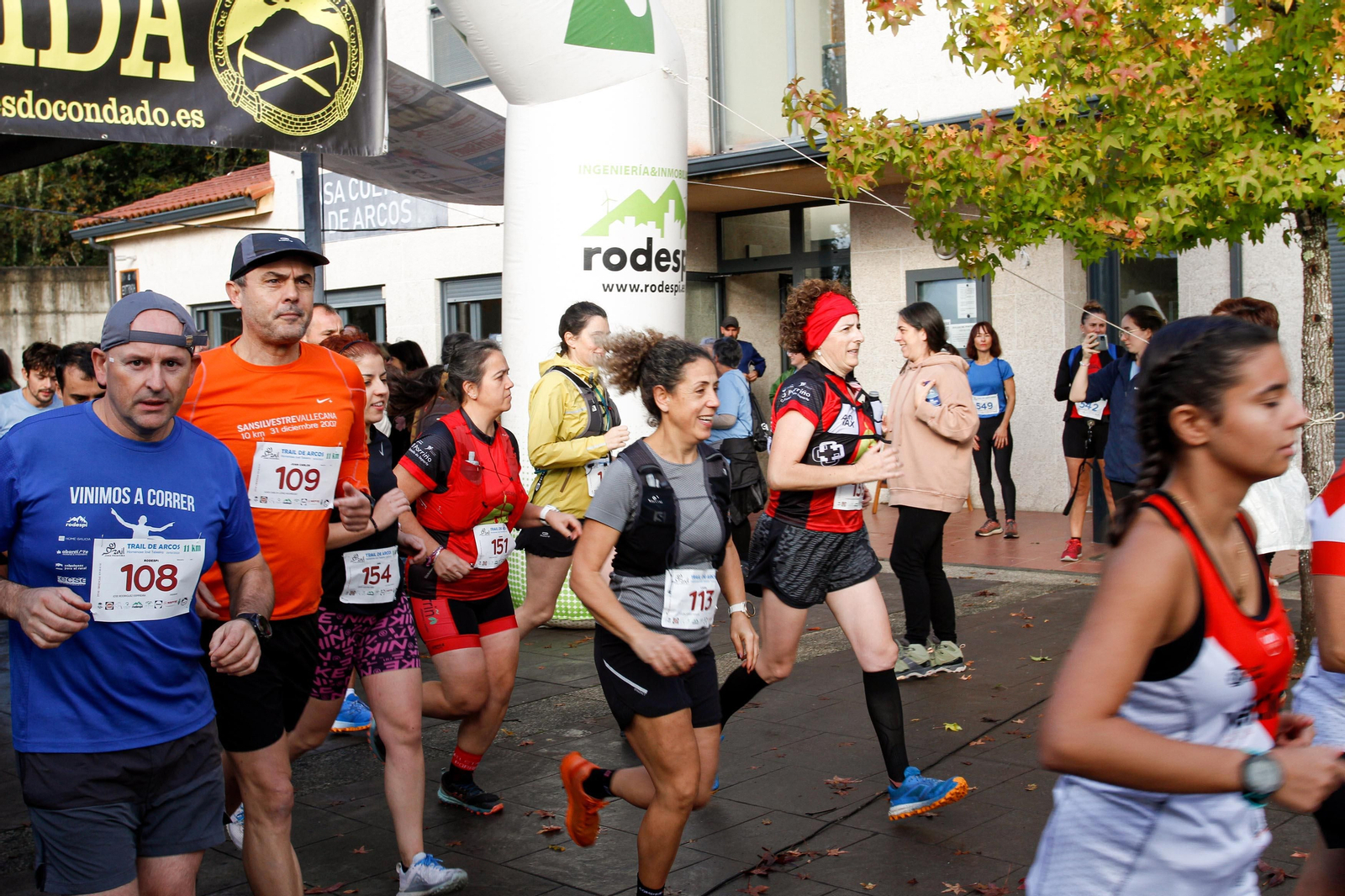 Participantes Trail de Arcos, homenaxe a José Teixeira., tras o pistoletazo de saída.