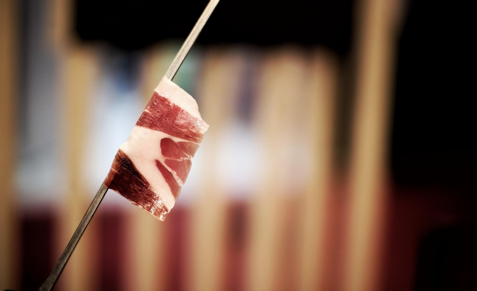 Loncha de jamón en un cuchillo