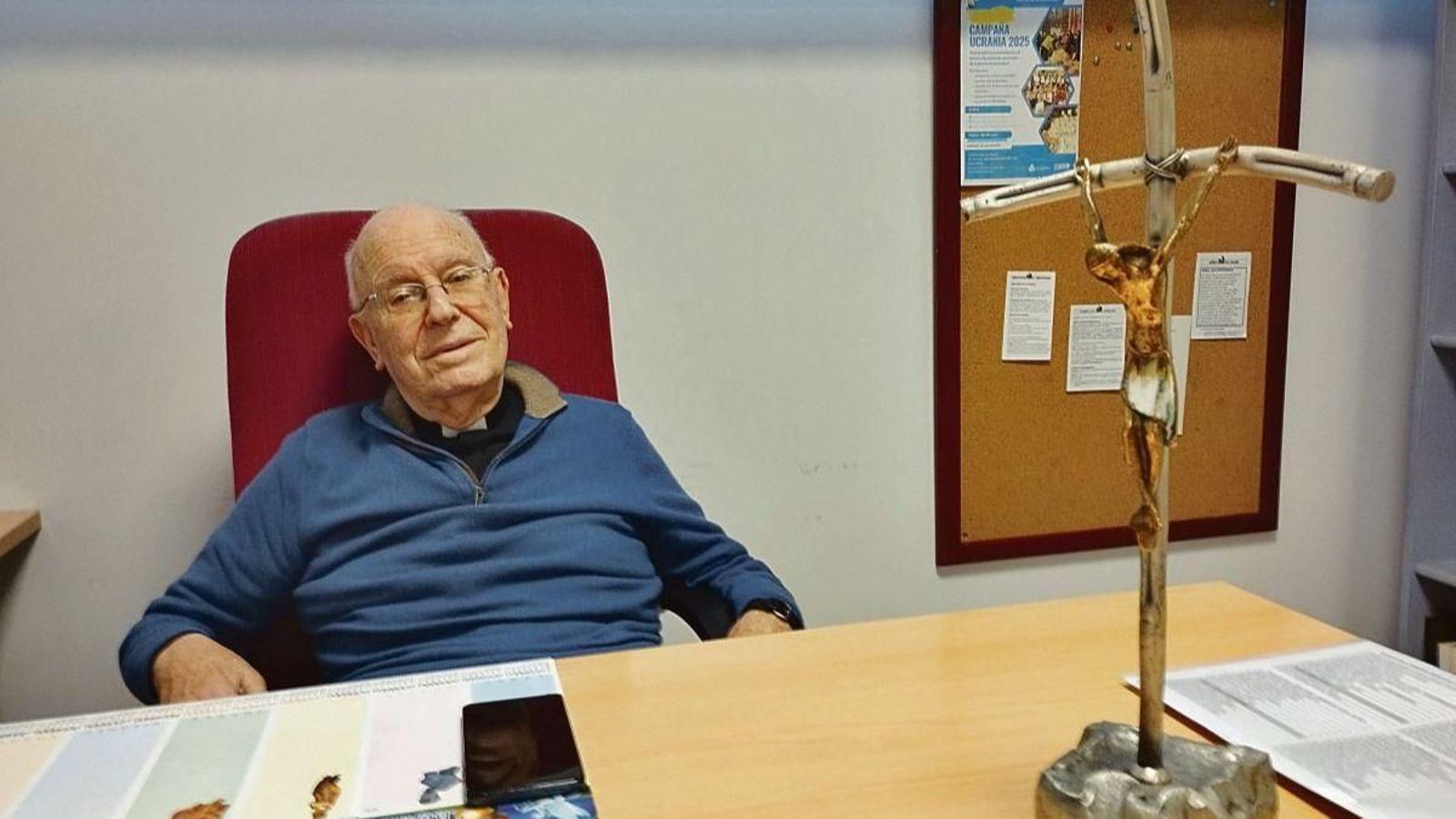 El sacerdote Joaquín Sánchez, en su despacho de capellán del hogar San Rafael de los Hermanos de San Juan de Dios, en Vigo.