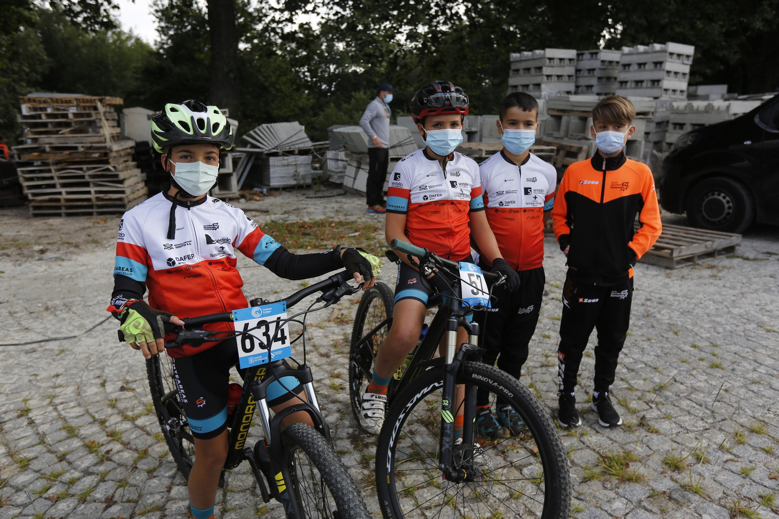 Participantes de la prueba Mini BTT Estacións Vivas que este fin de semana se celebró en Baños de Molgas.