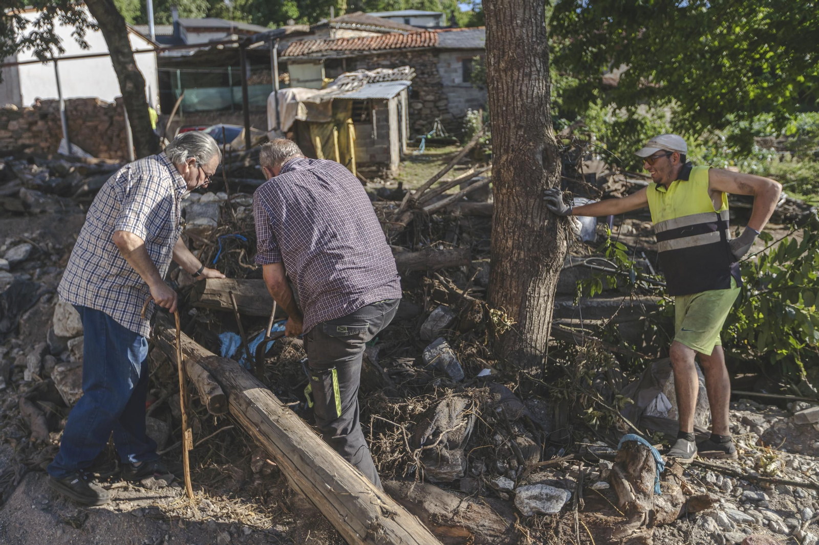 Galería | La huella del desastre dejado por la riada en A Bouza y acentuado por la parálisis, en fotos