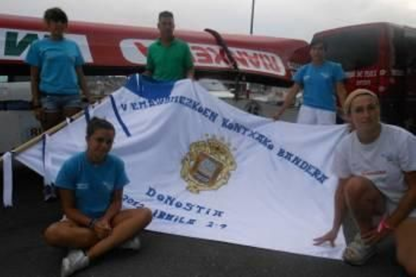 Cuatro remeras de Rianxeira Mecalia y el entrenador, Benigno Silva, con el 'trapo' de La Concha. (Foto: LYDIA MIRANDA)