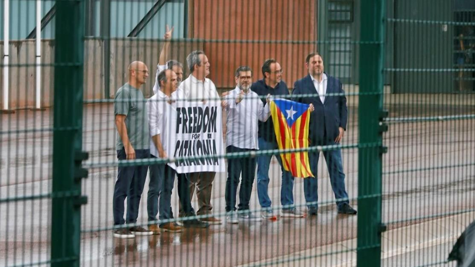Los presos independentistas a las puertas de Lledoners. // EFE