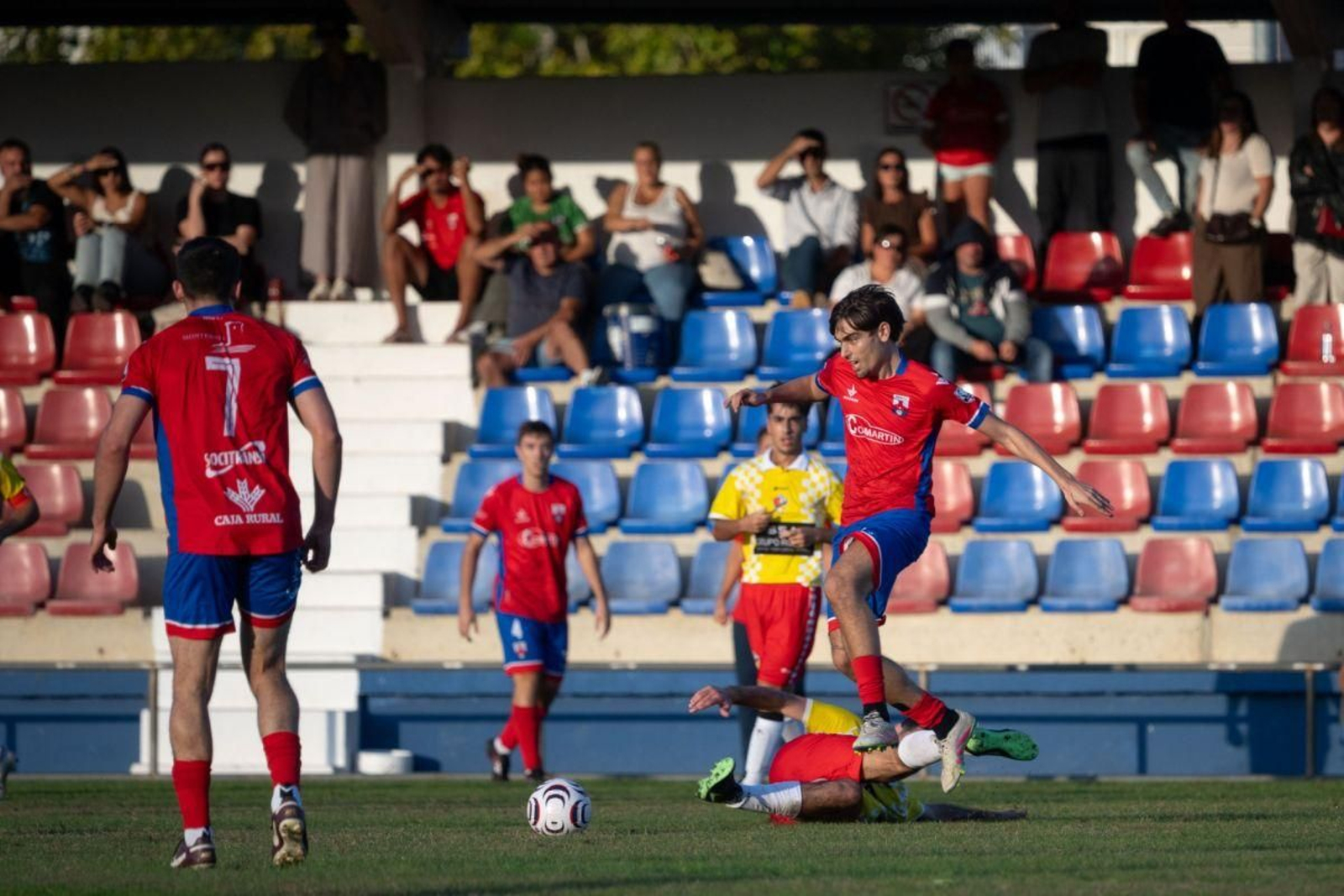Aitor Blanco regatea a un jugador rival durante el duelo.