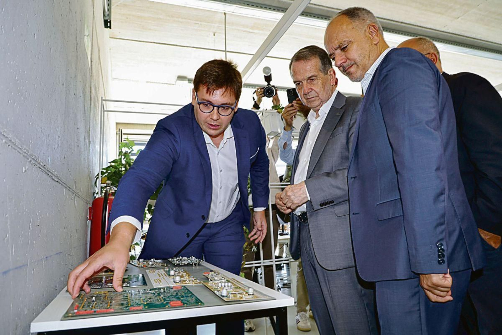 El CEO de Egatel, Yago Novoa, con presidente y delegado de Zona Franca en la inauguración de las nuevas naves.
