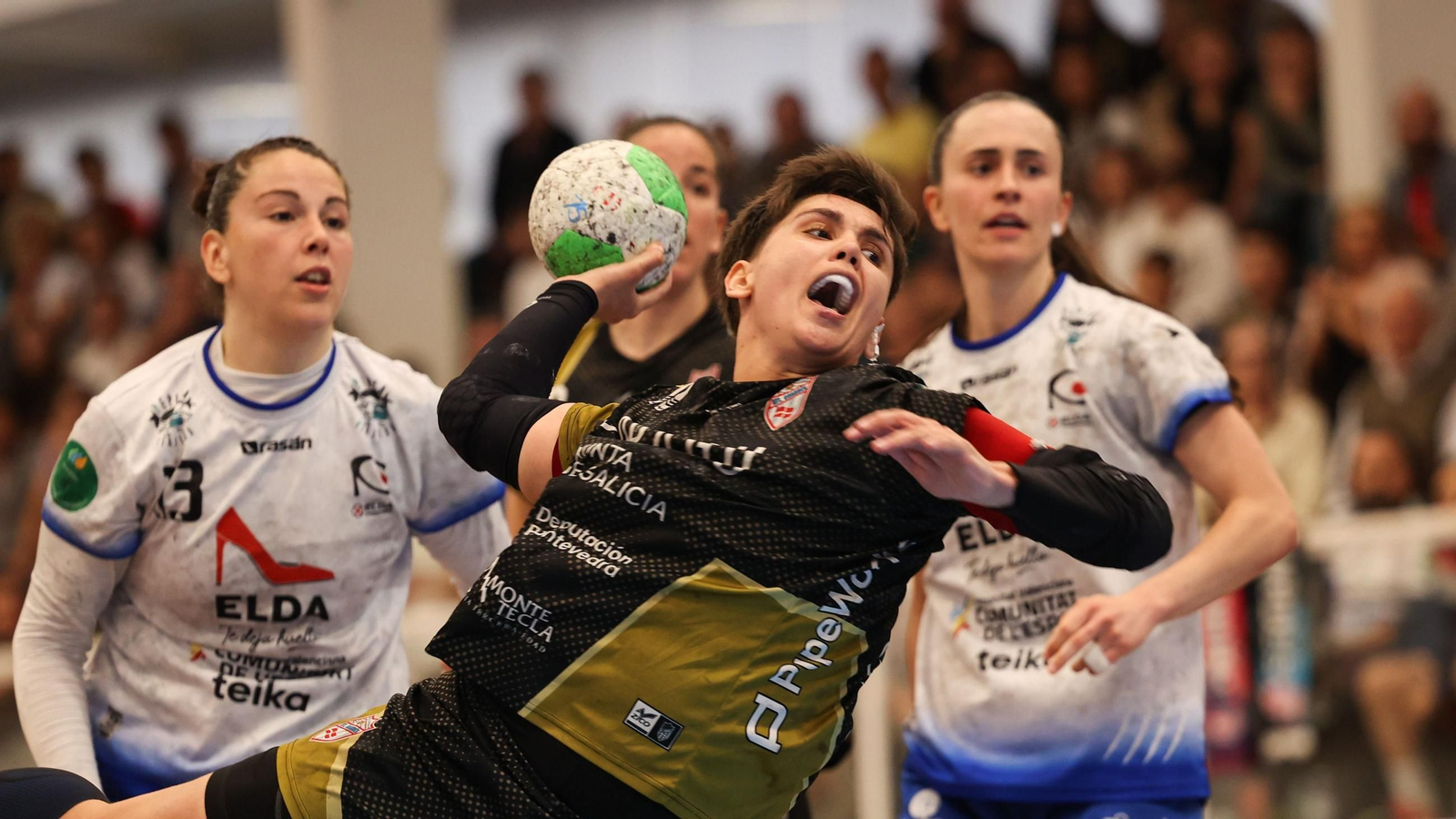 Cecilia Cacheda se dispone a lanzar a portería en el partido de ayer.
