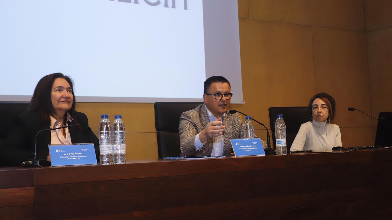 El conselleiro de Emprego durante un encuentro con jóvenes BEME