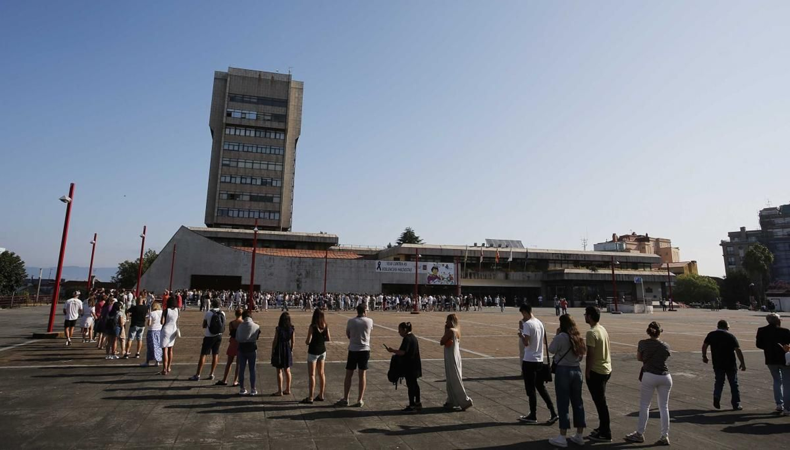 Largas colas  ante el Concello.