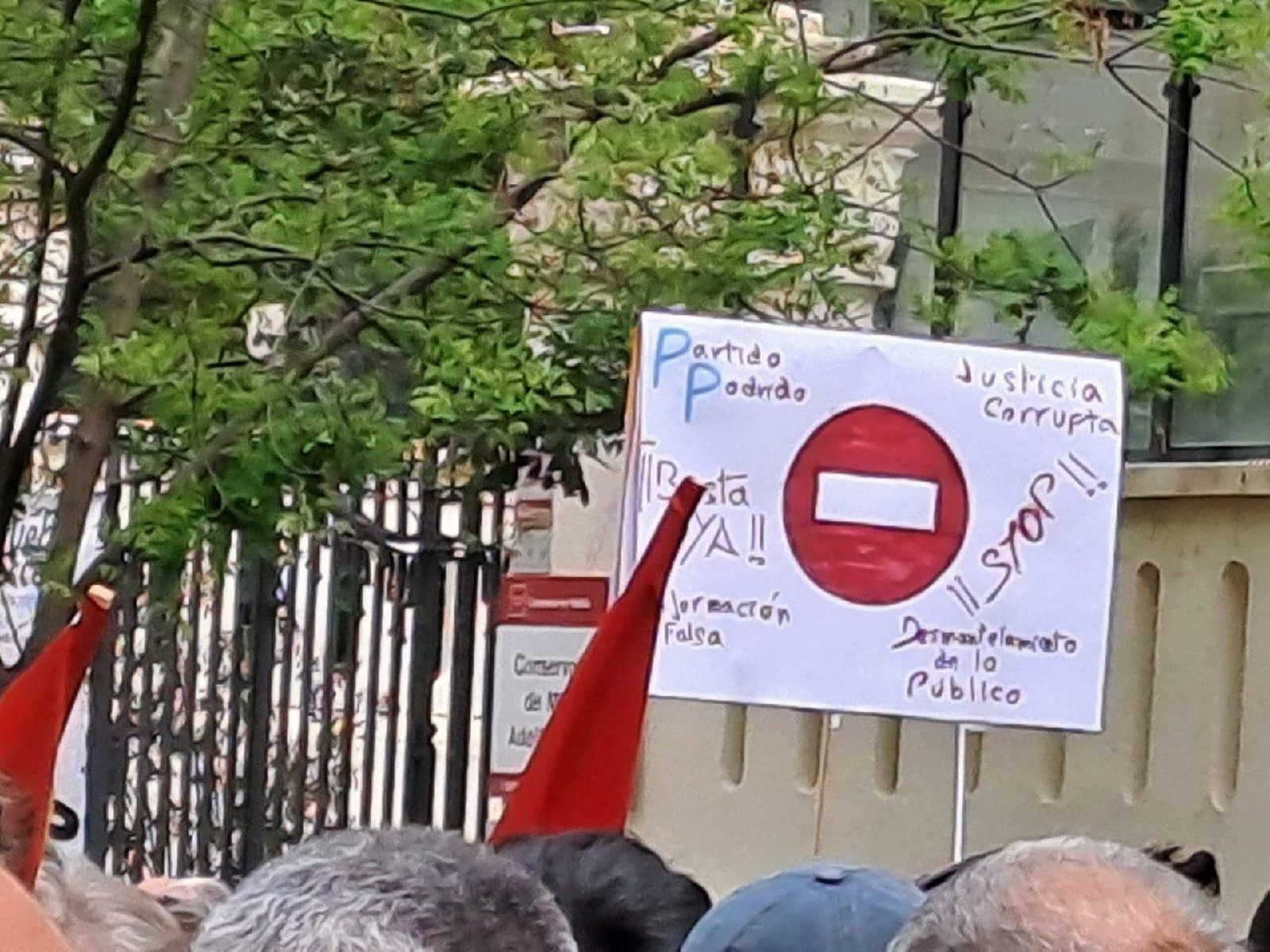 Uno de los carteles que se pudo ver en la congregación.