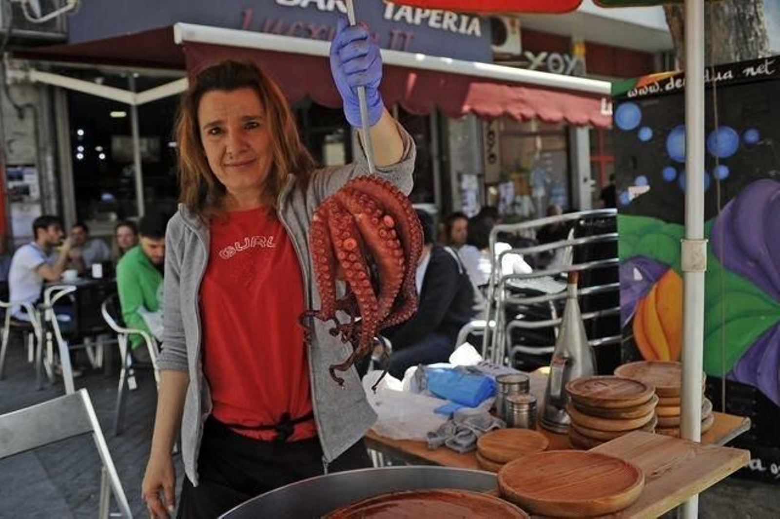 Ana Gómez, pulpeira de la calle Ervedelo, muestra el producto.