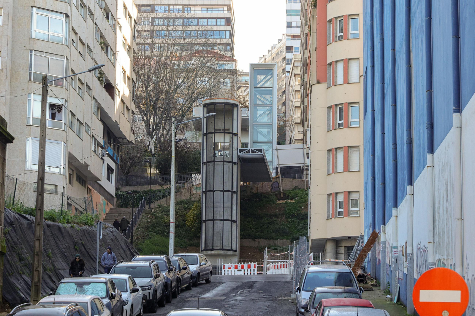 El nuevo ascensor en obras en Juan Ramón Jiménez, con el del parque Cela al fondo.