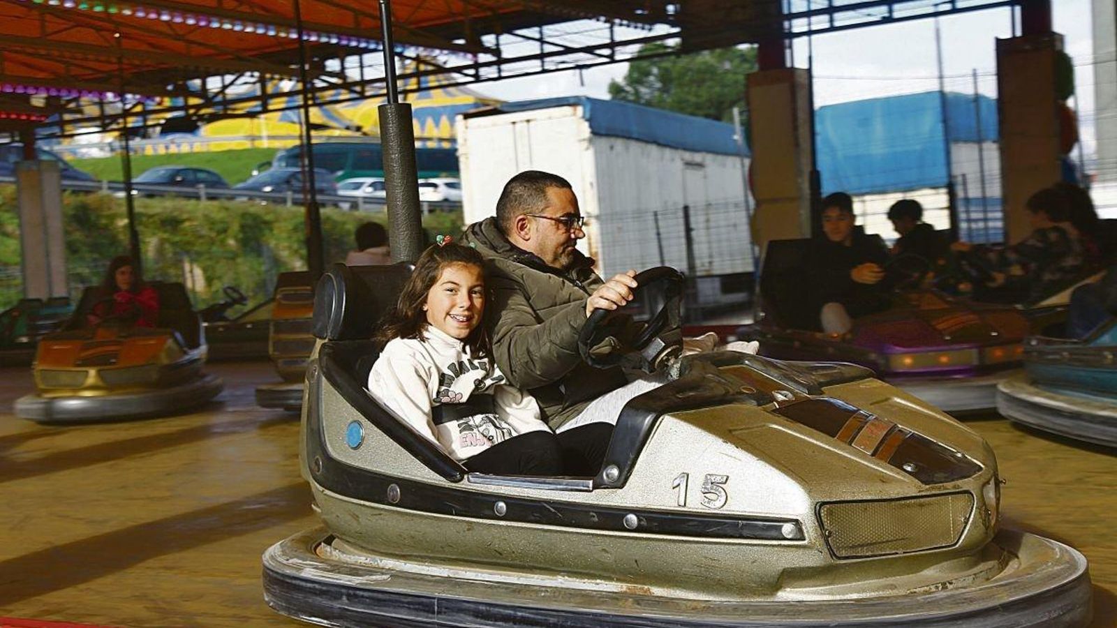 Dúas persoas nos autos de choque.