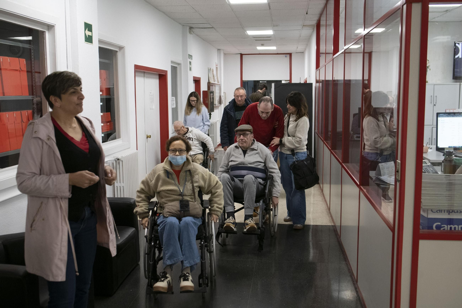 Galería | Usuarios de la Residencia de Santa Cruz conocen por dentro el trabajo de La Región y Telemiño