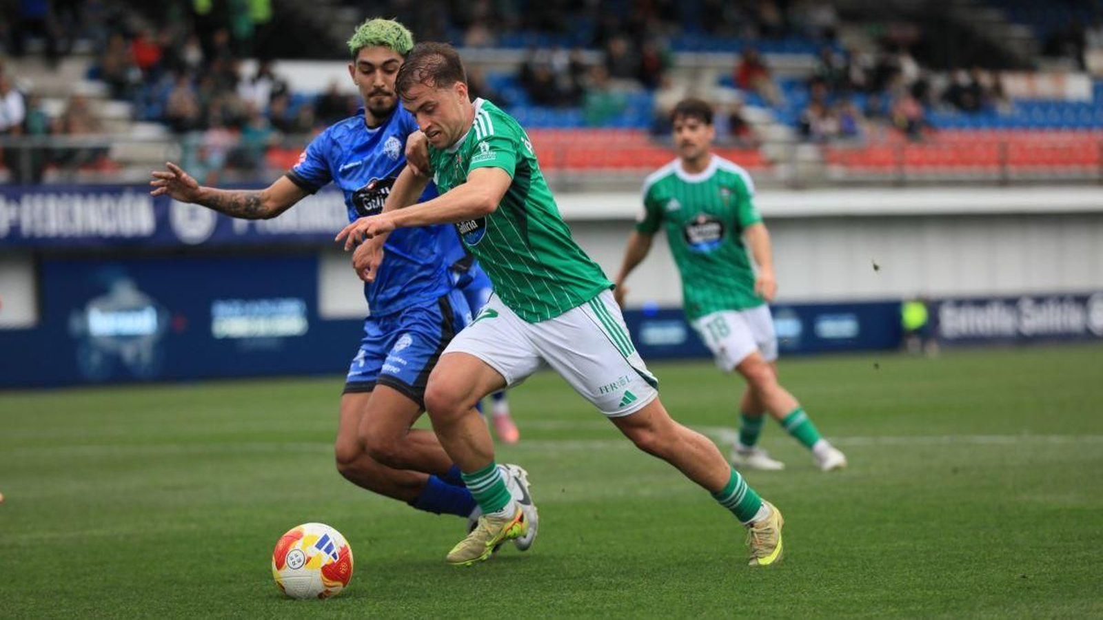 El azulón César Moreno disputa una pelota con el ferrolano Álvaro Ramón.