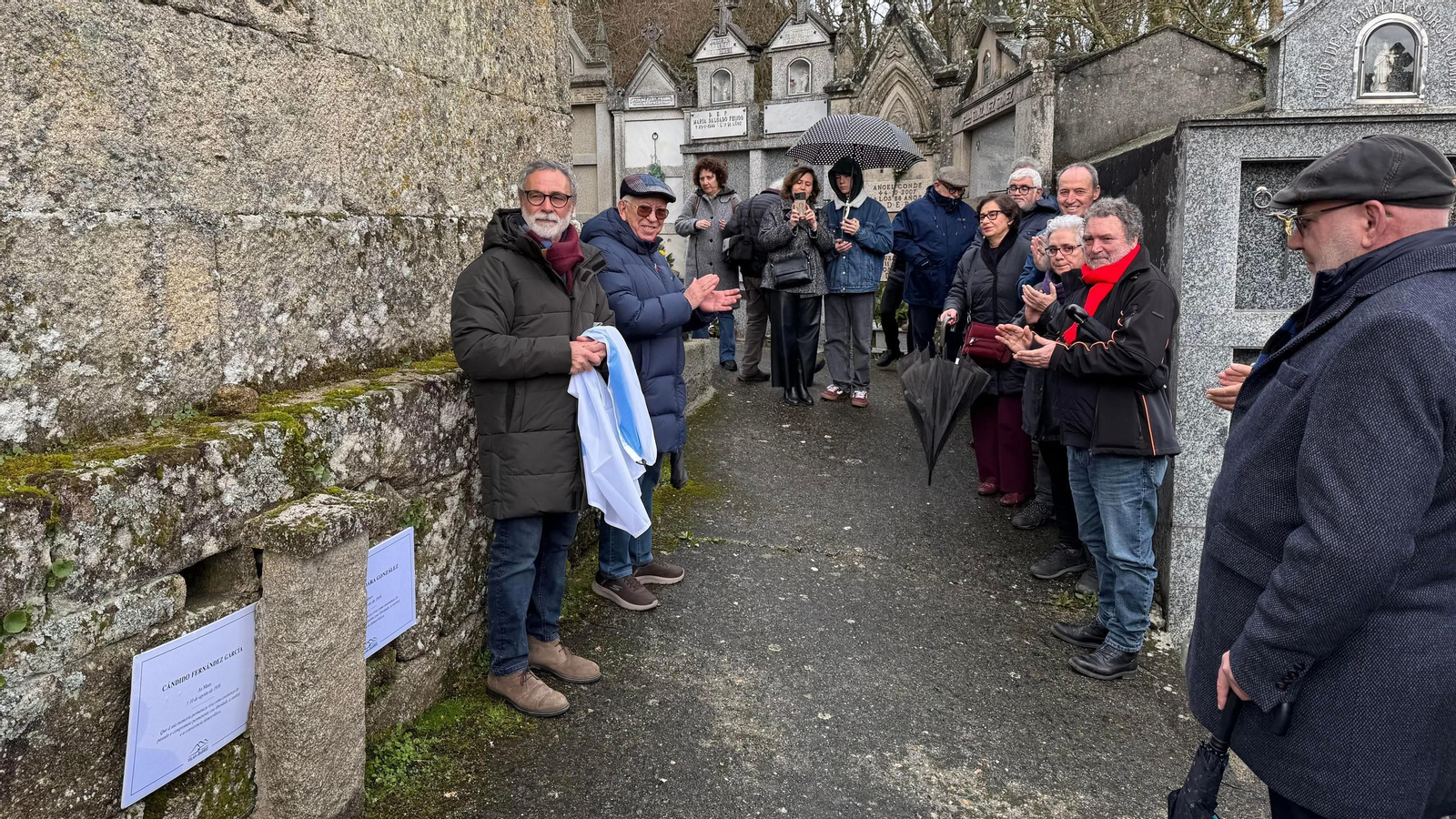 Momento no que se desvelaron as placas dedicada aos “Cándidos”.