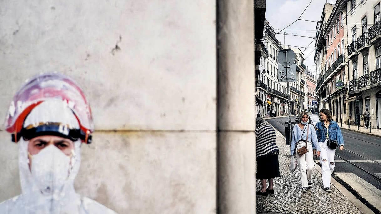 Dos mujeres pasean sin mascarilla por una calle del centro de Lisboa.