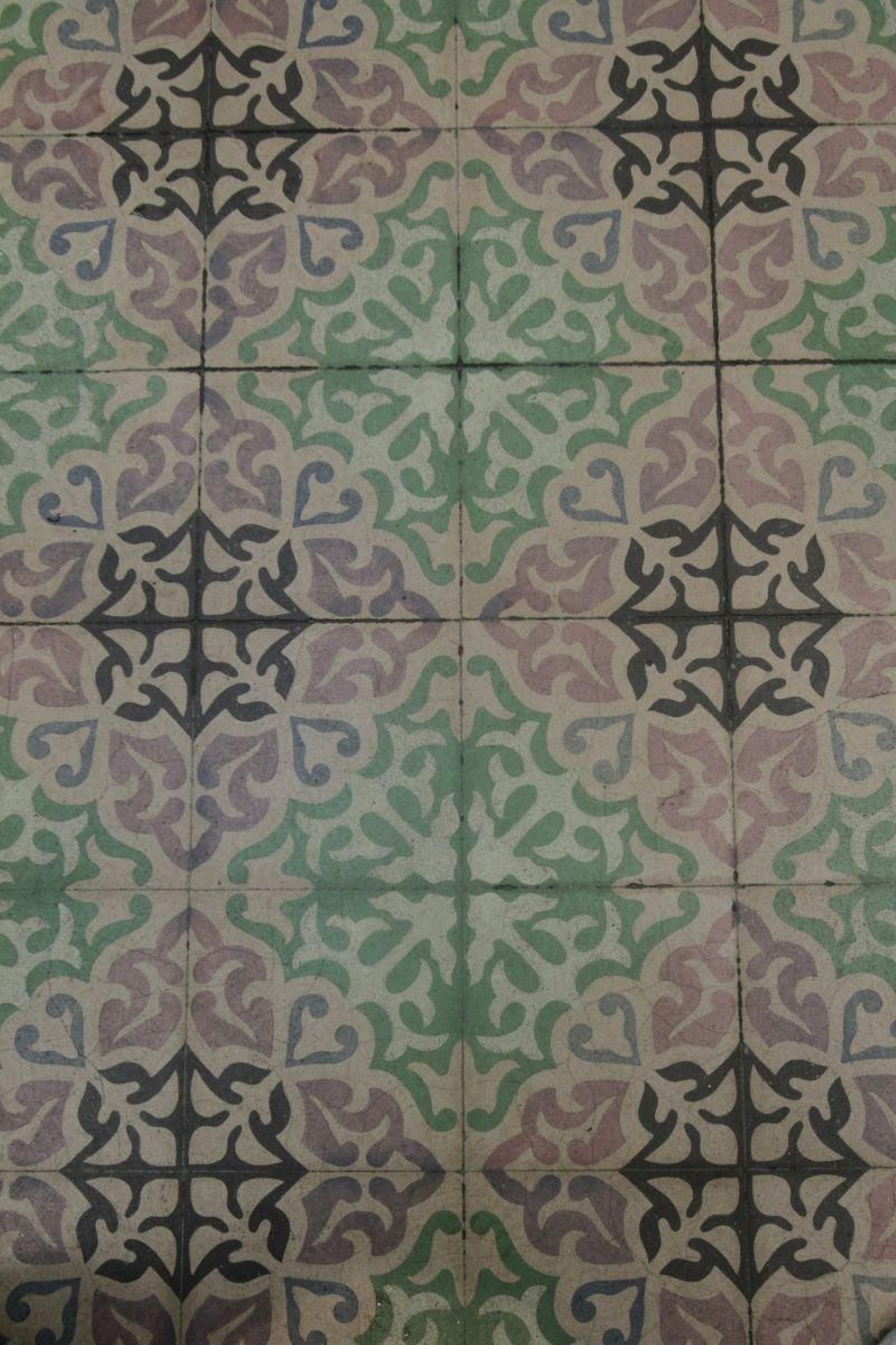 Lograda combinación de colores rosa, negro y verde en el suelo de la desaparecida Farmacia Barja en el edificio del Liceo.