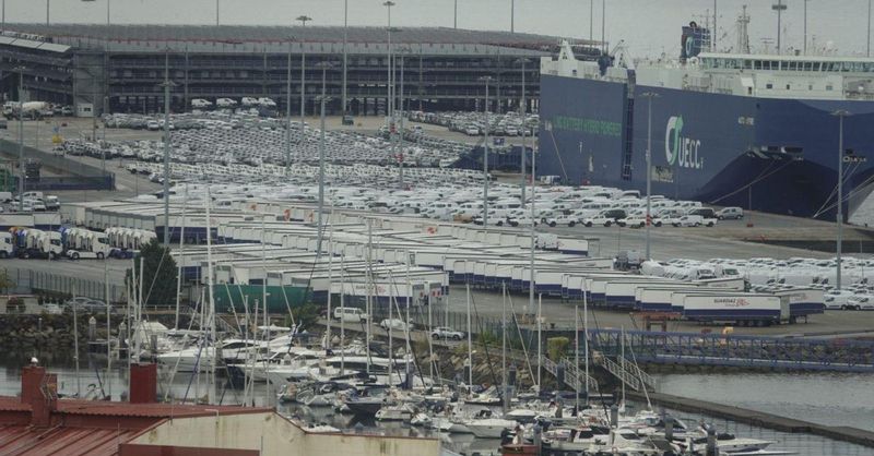 Vigo logra en julio ser de nuevo puerto líder español en carga de coches