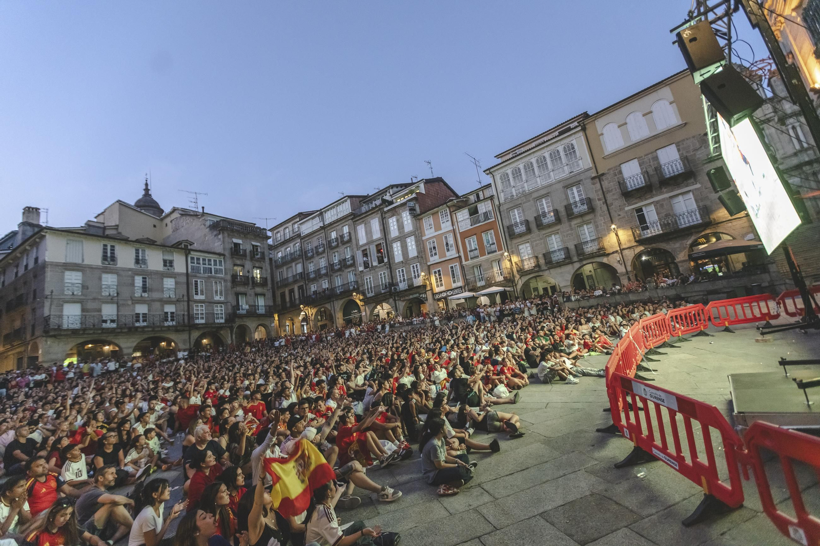 Galería | Camisetas, banderas y las calles de Ourense llenas de emoción por ver a España jugar los cuartos de final, en fotos