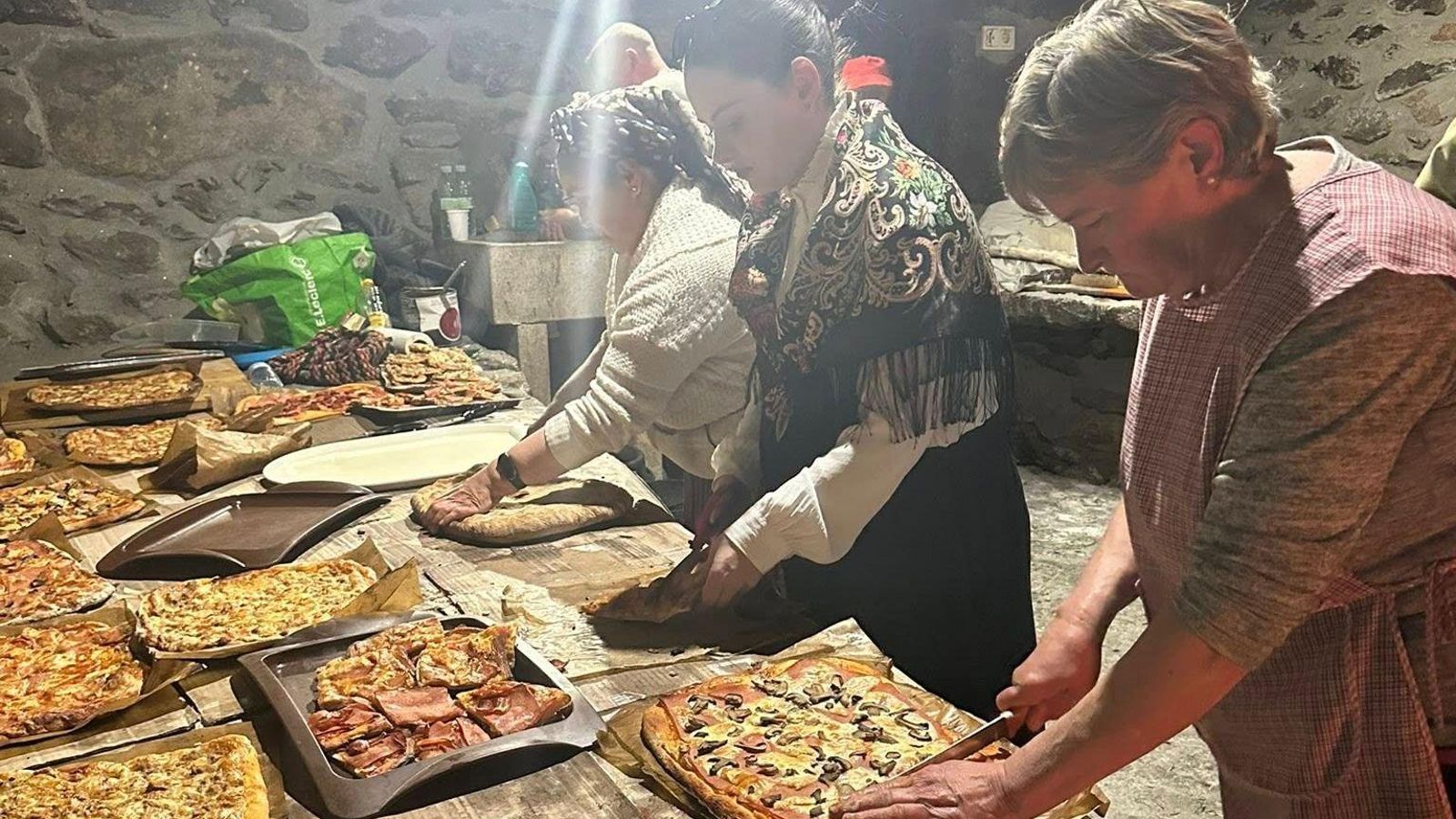 O traballo colectivo, clave para facer pans, empanadas, folares e biscoitos.