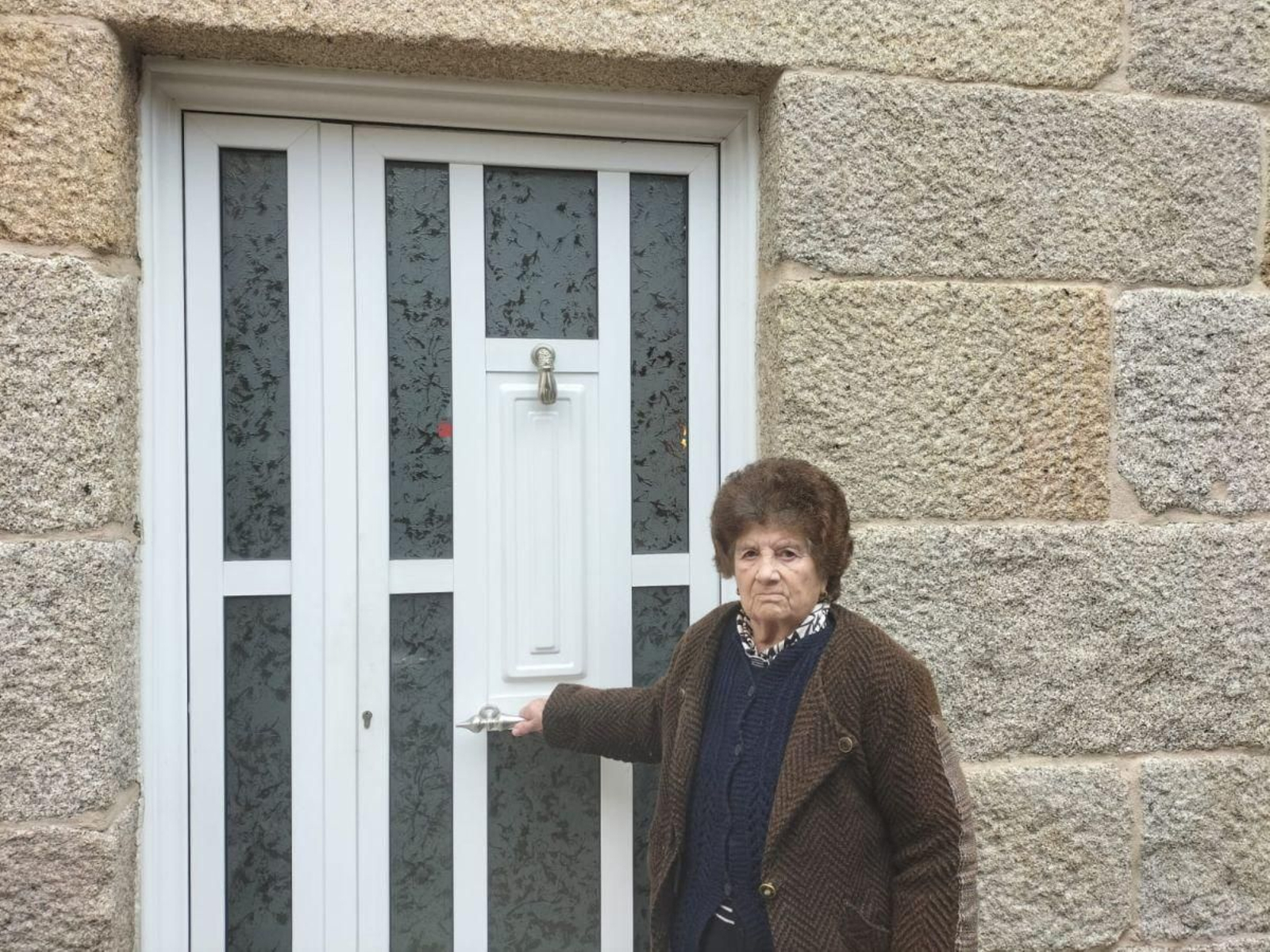 Concepción delante de la puerta que le cerraron los operarios.