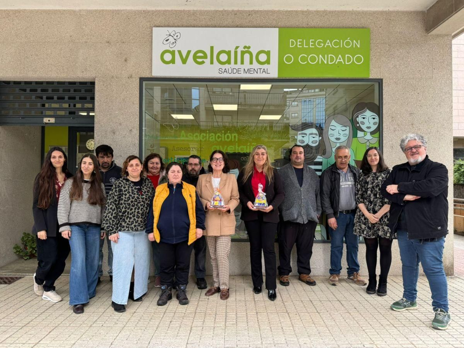 La diputada con la edil de Servicios Sociales, personal de la Asociación y usuarios de Avelaíña, en Ponteareas.