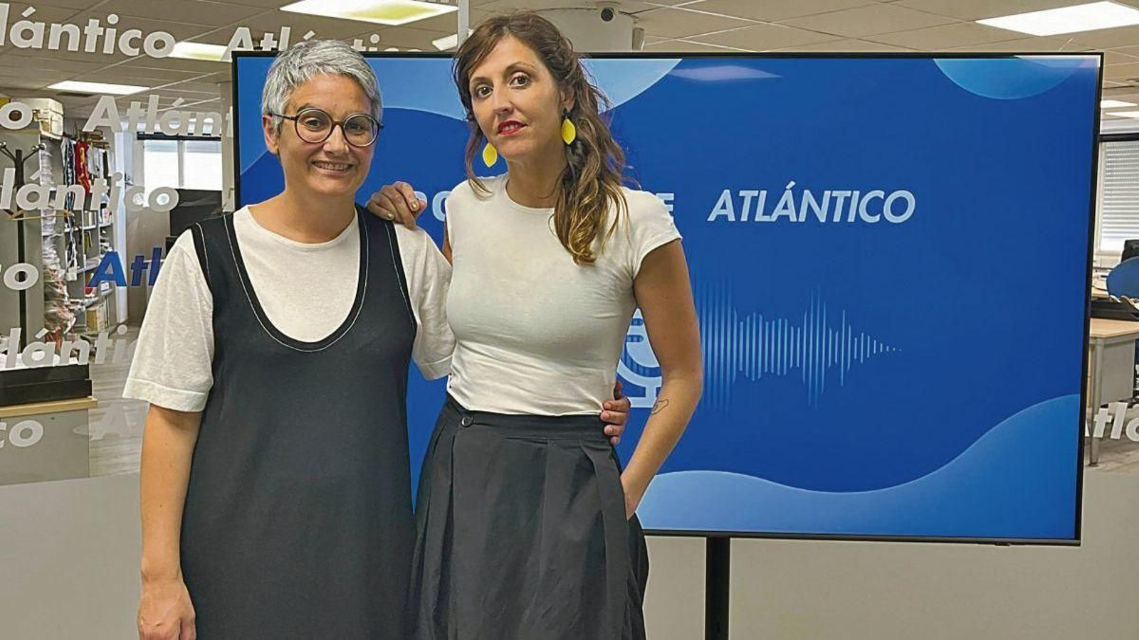 María Mayán e Alba Casanova, durante a súa visita ao set de Atlántico TV.