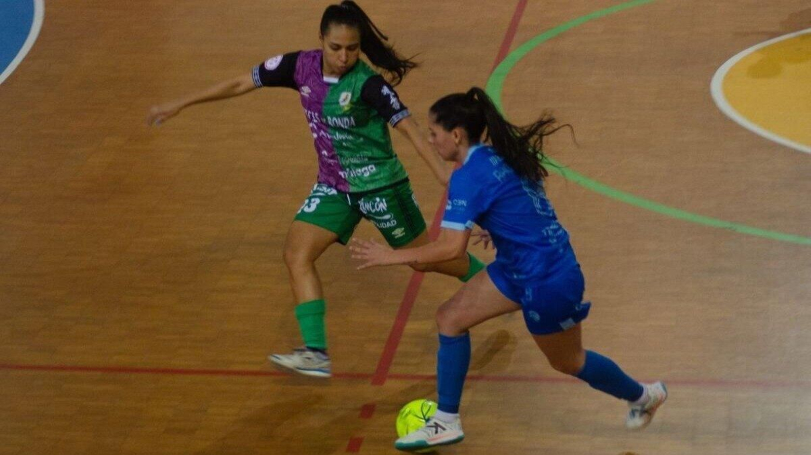 Raquelilla, con la pelota ante el Torcal. | Foto: Lucía Otero