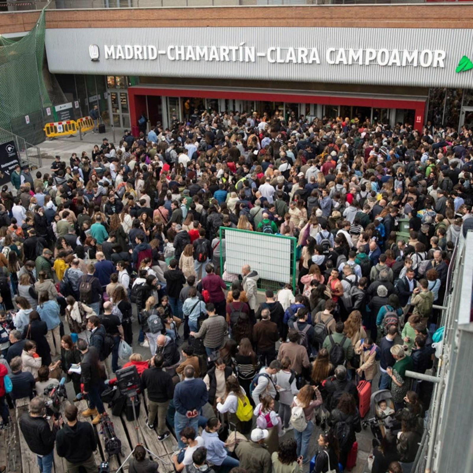 Personas agolpadas a las puertas de la estación Madrid Chamartín-Clara Campoamor.