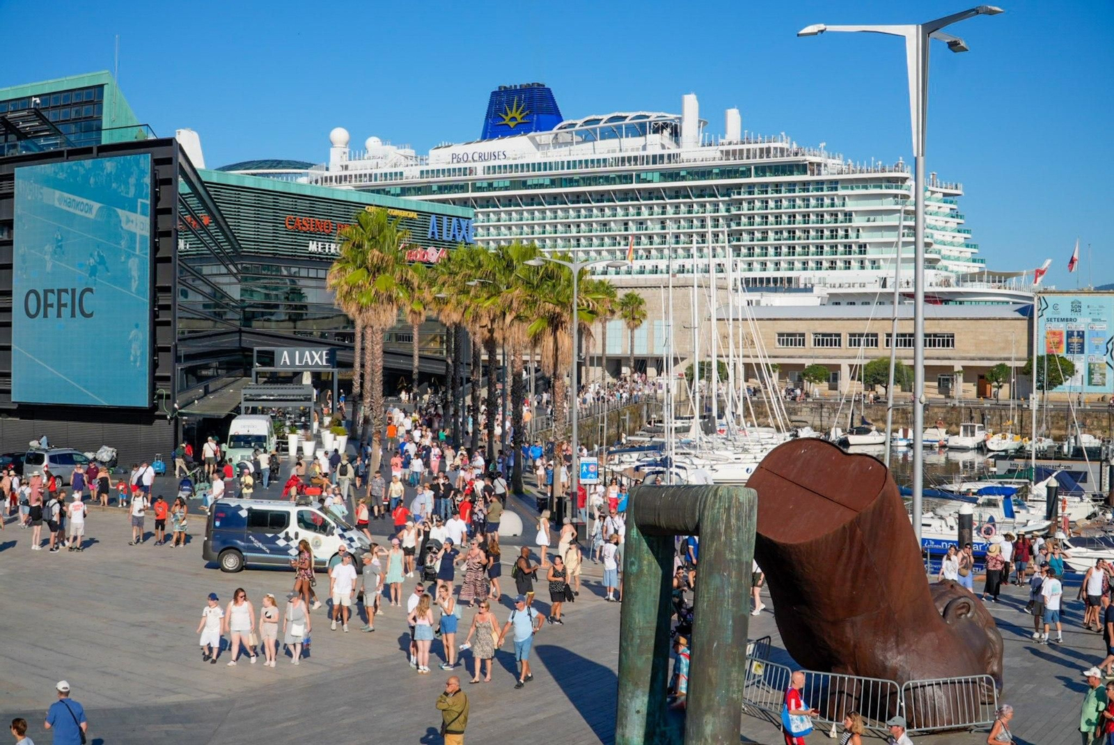 Los miles de cruceristas que desembarcaron este miércoles en Vigo.