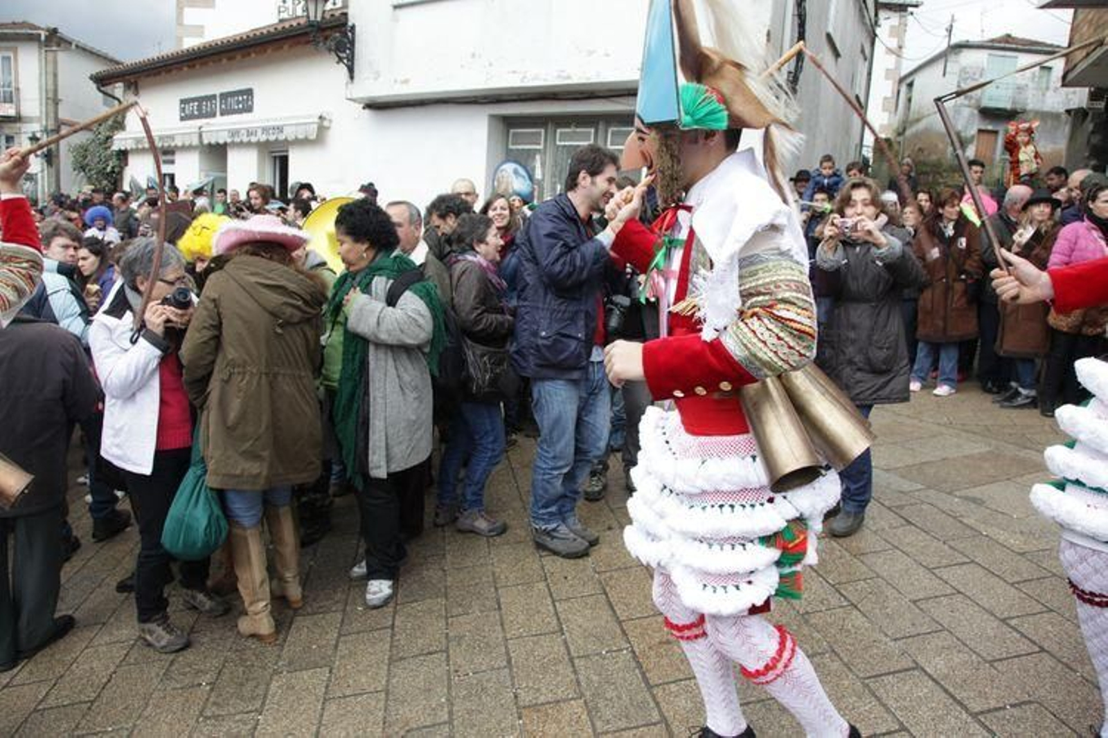 Laza recibe a los peliqueiros con bica y licor café