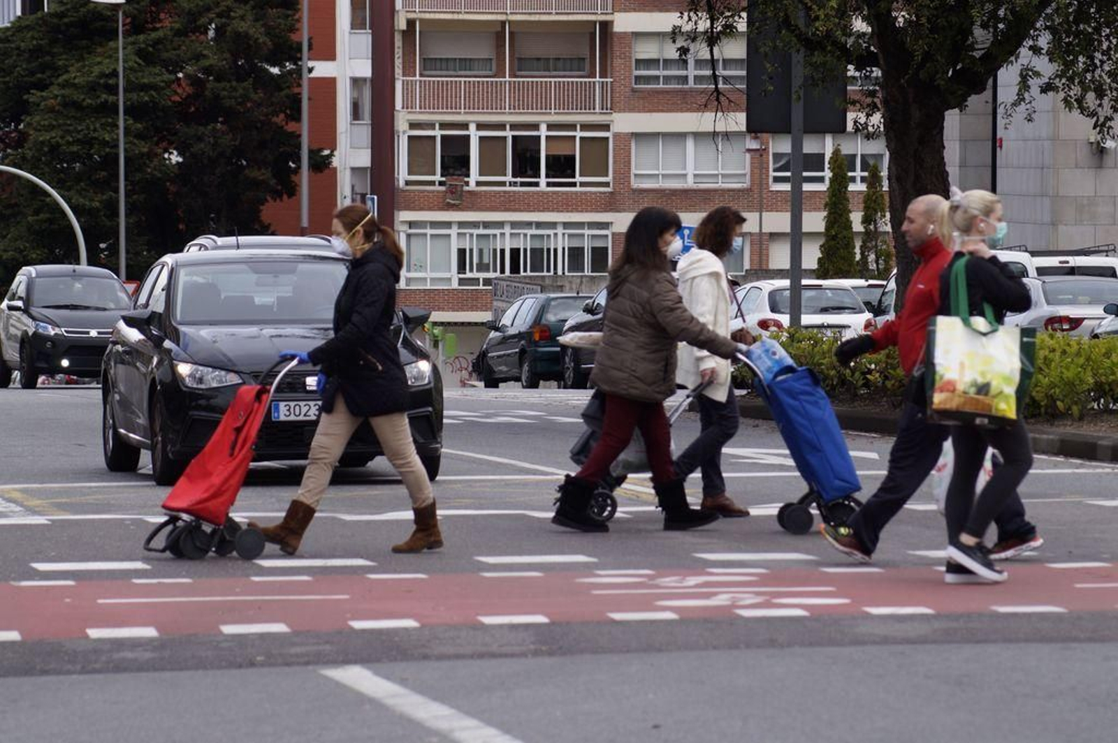 Las colas en los supermercados se han convertido en una imagen habitual, la mayoría de las salidas es para comprar comida.