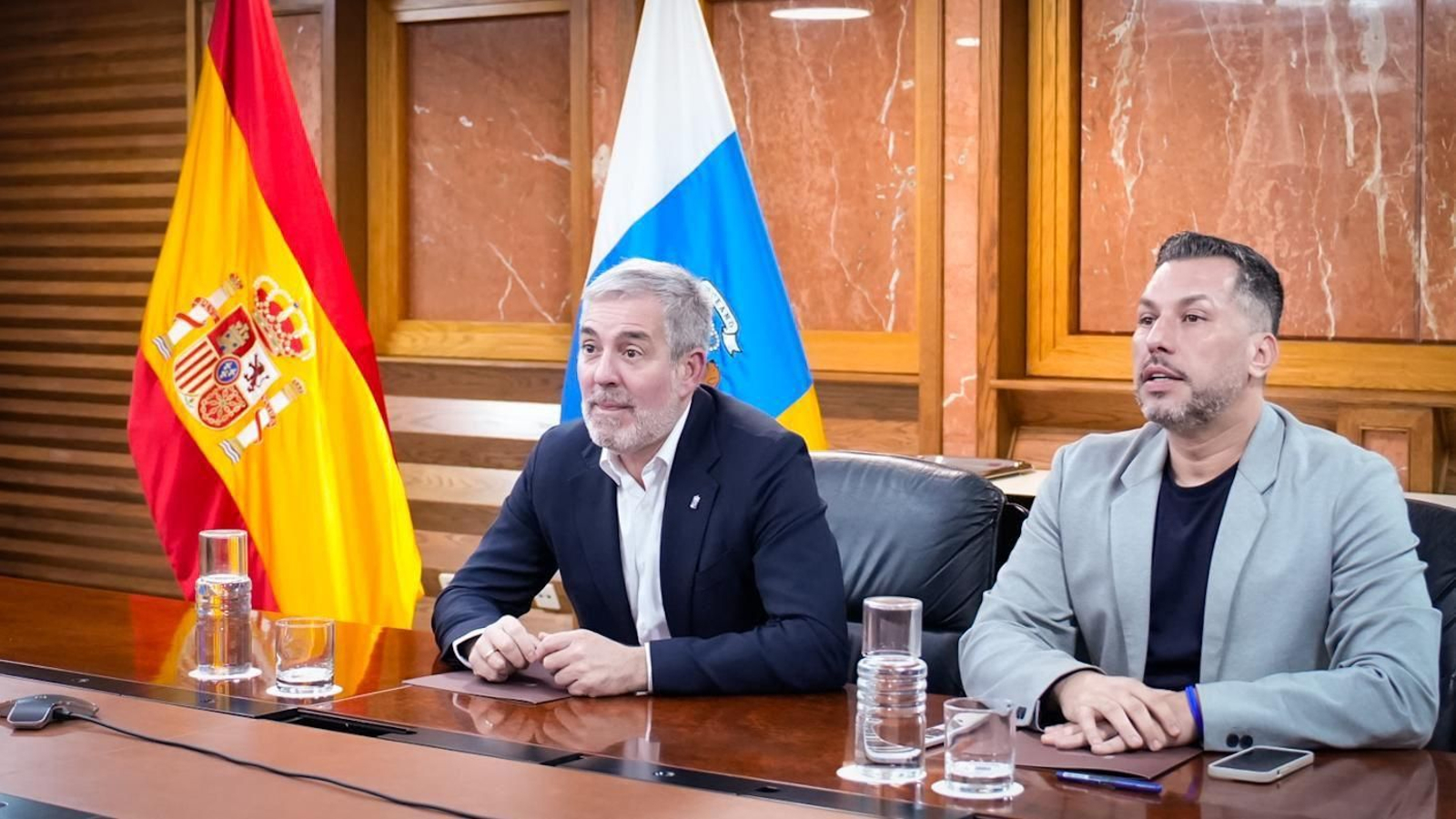 El presidente de Canarias y el director general de Emigración durante un encuentro telemático con emigrantes canarios