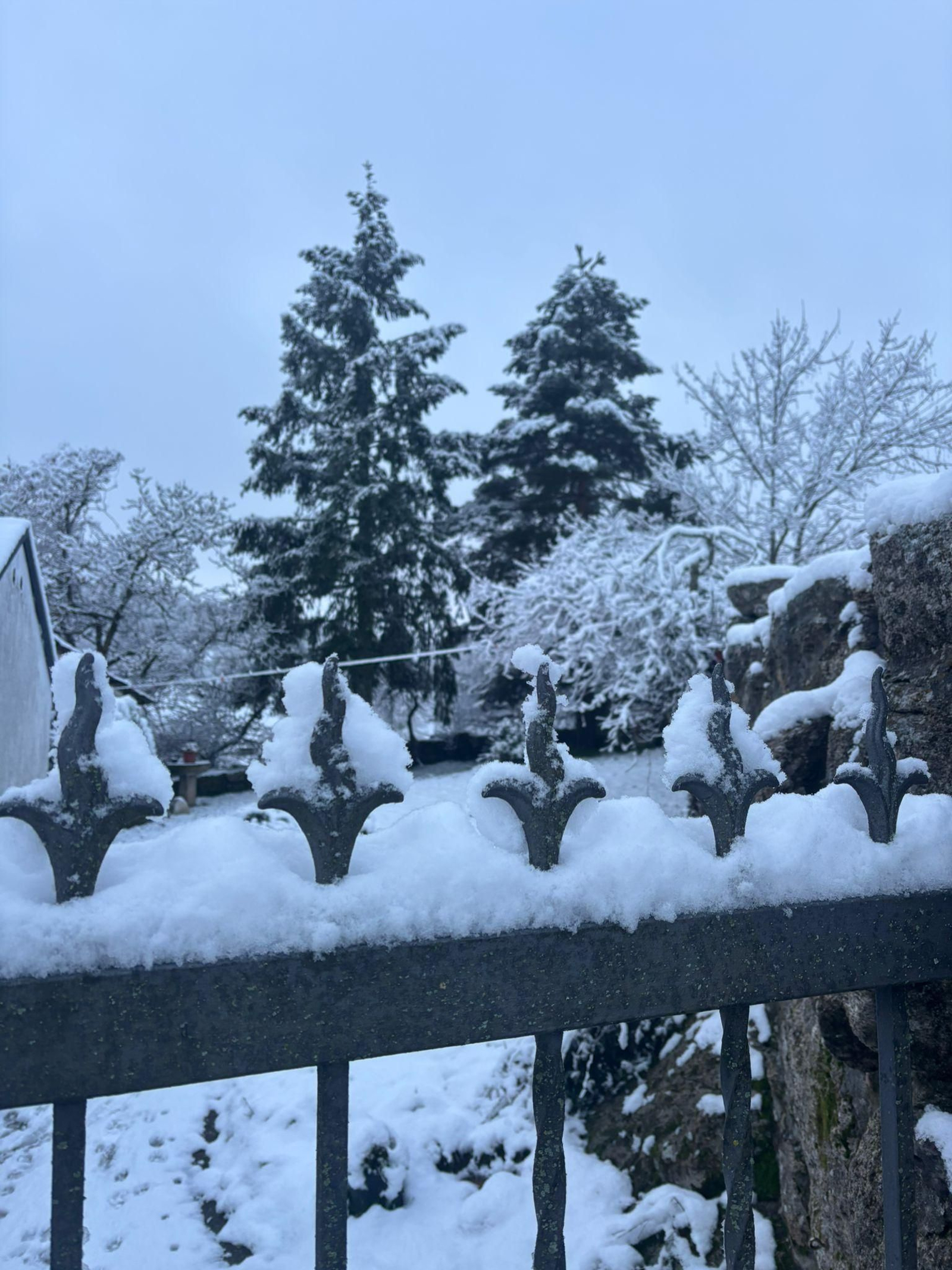 La nieve se cuela en las casas de Vozqueimado