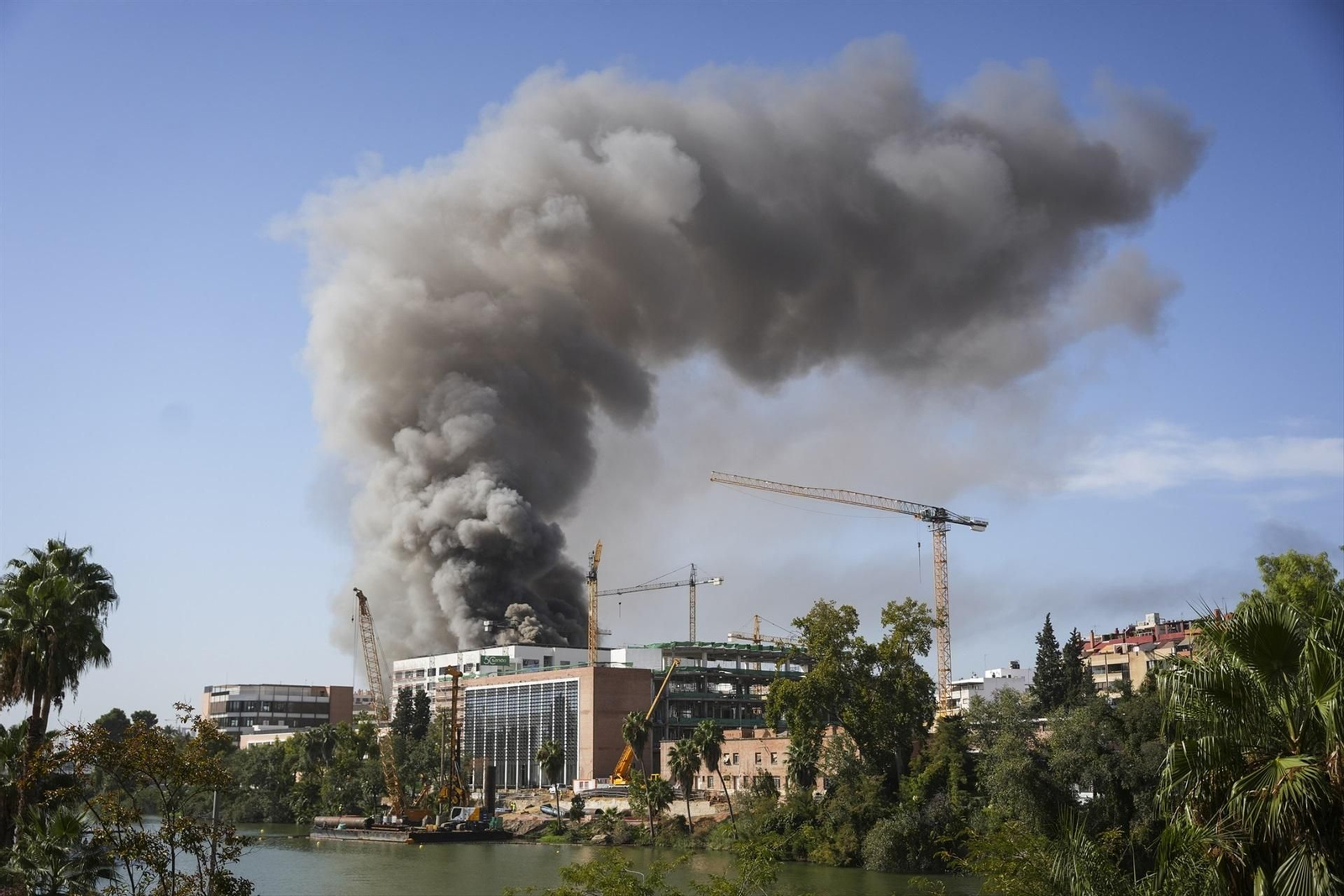Imagen del incendio en el antiguo complejo de Altadis en el que está construyendo un hotel, en Sevilla.
