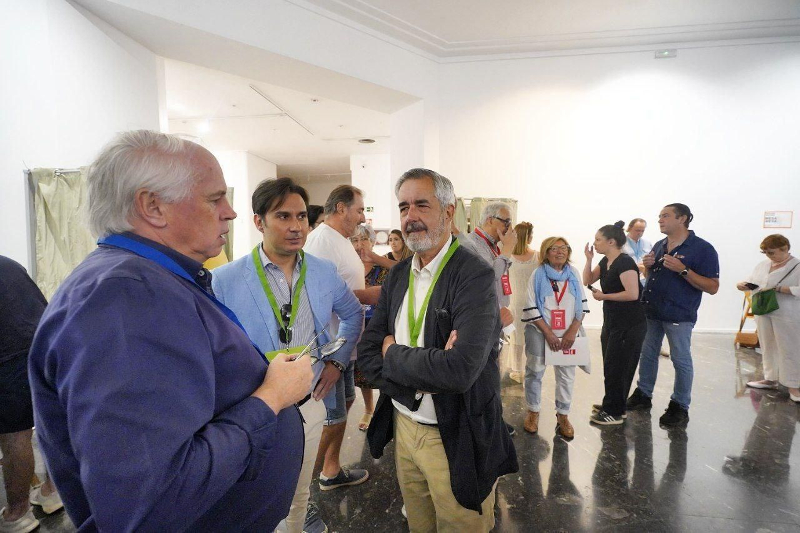 Álvaro Díaz-Mella, candidato de Vox, votando. // J.V. Landín