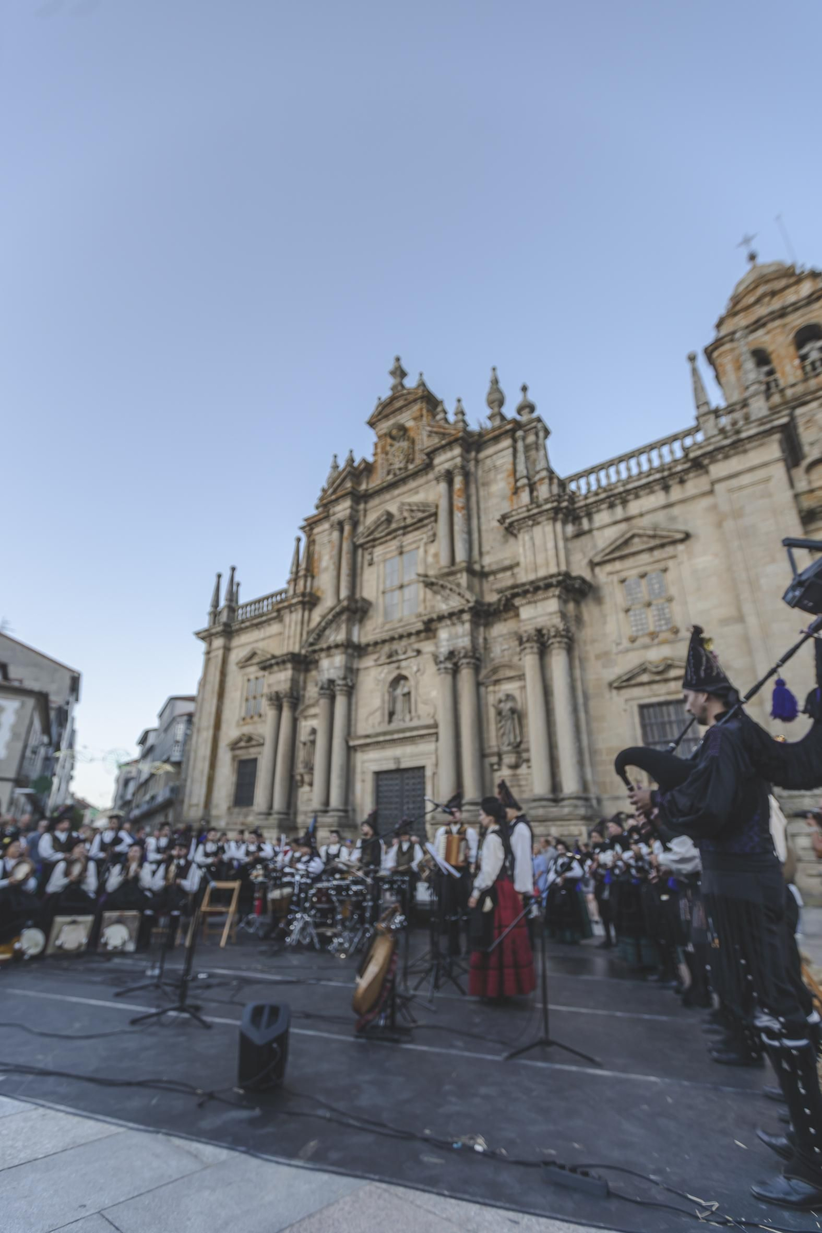 Galería |  Lembranza Ibérica llenó de música las calles de Celanova