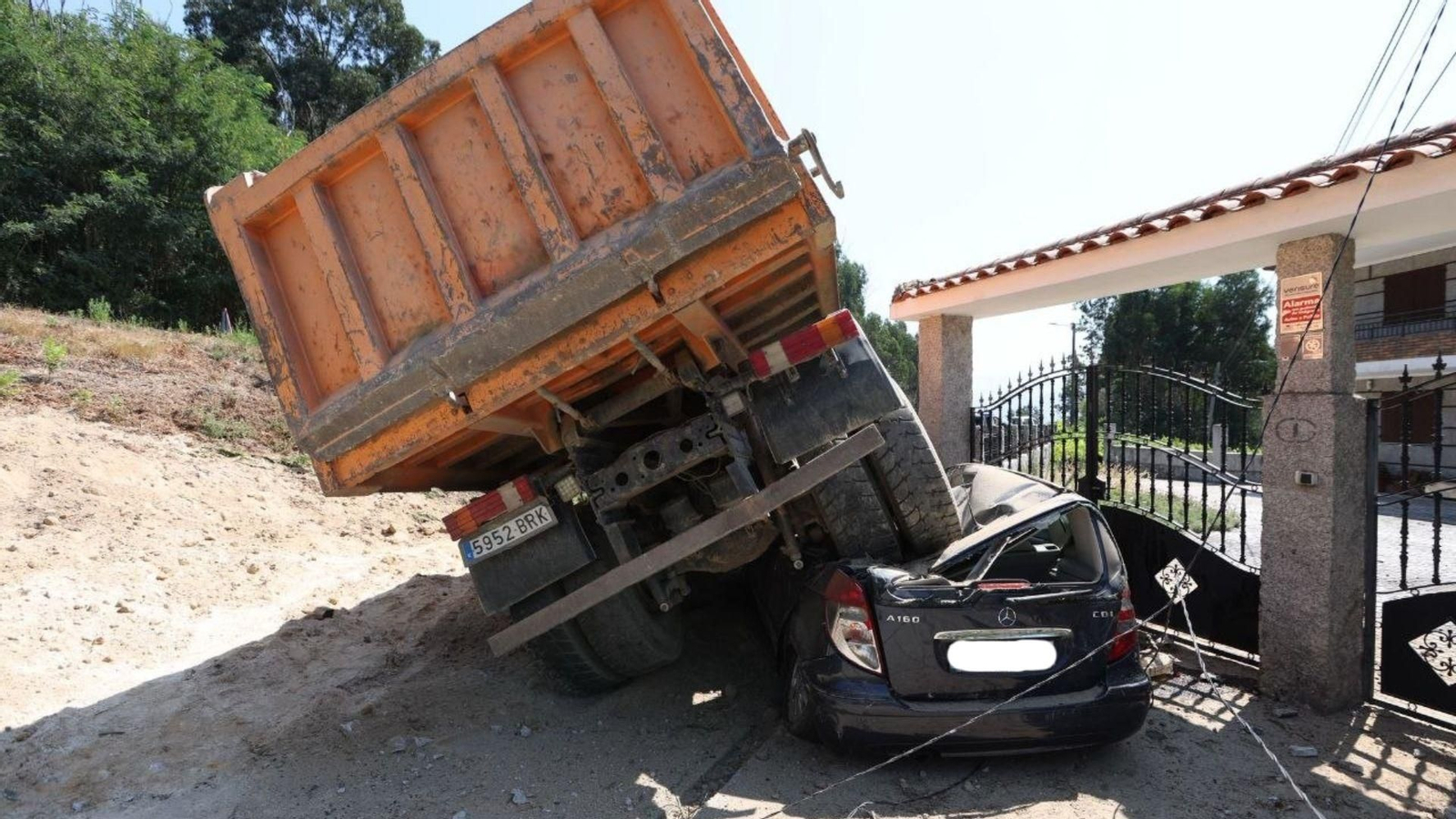Aparatoso accidente en la PO-400 en As Neves.