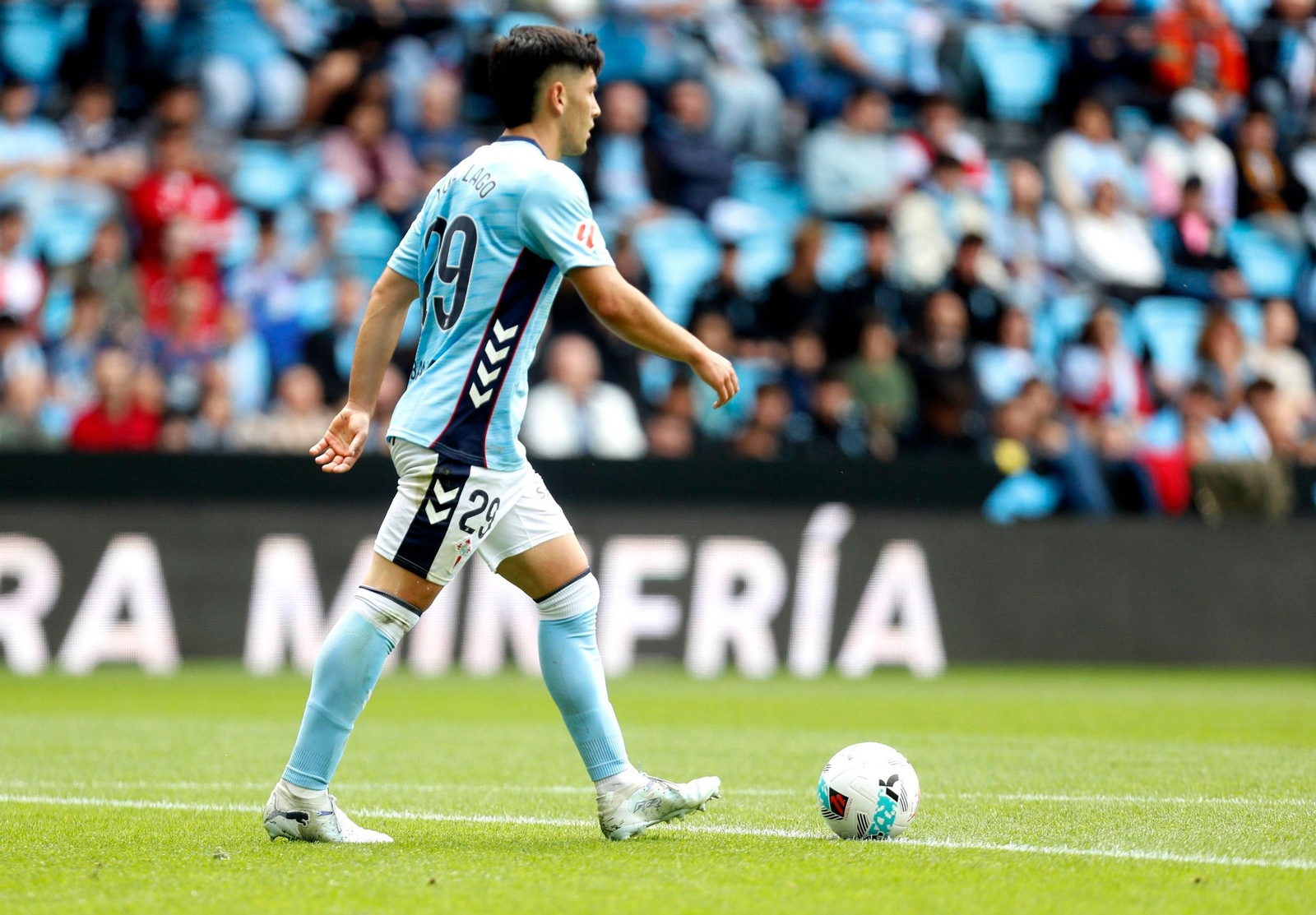 Yoel Lago con el balón.