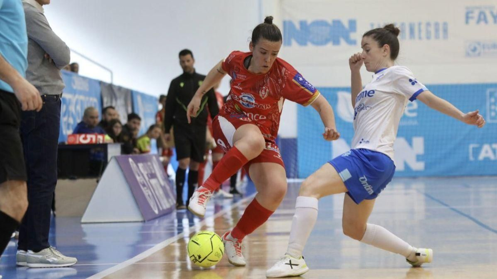 Chiky, jugadora del Ourense Ontime, presiona a una contraria ante Carlos Navarro.