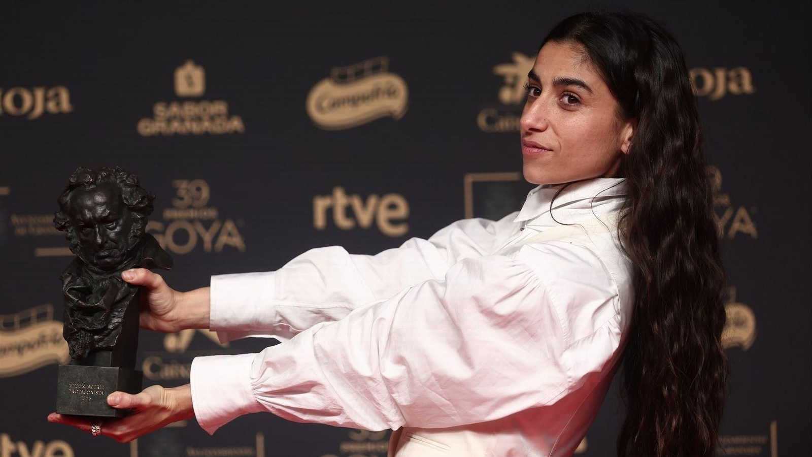 Carolina Yuste, con el Goya a mejor actriz por 'La infiltrada'.