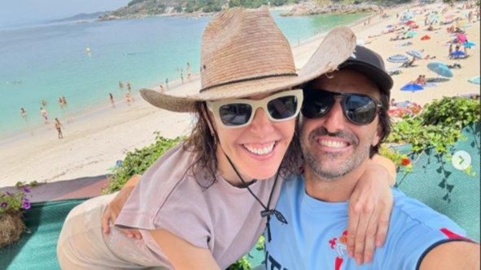 Raquel Sánchez Silva y su pareja Matías Dumont en una terraza de la playa de Areacova.