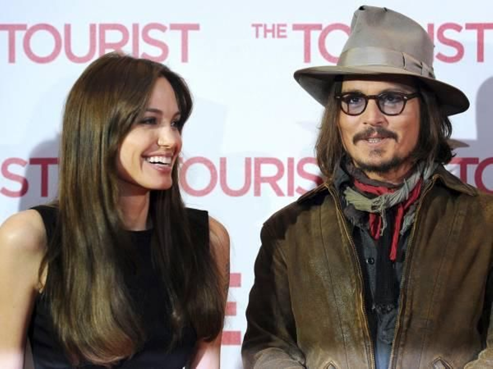 ANGELINA JOLIE TRABAJO CON JOHNNY DEPP, image size:1600x1200