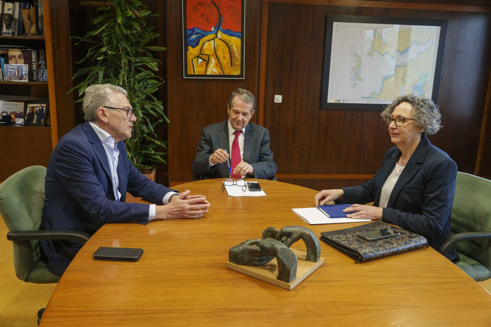 Javier Touza y Mercedes Rodríguez, de ARVI, ayer con Abel Caballero.