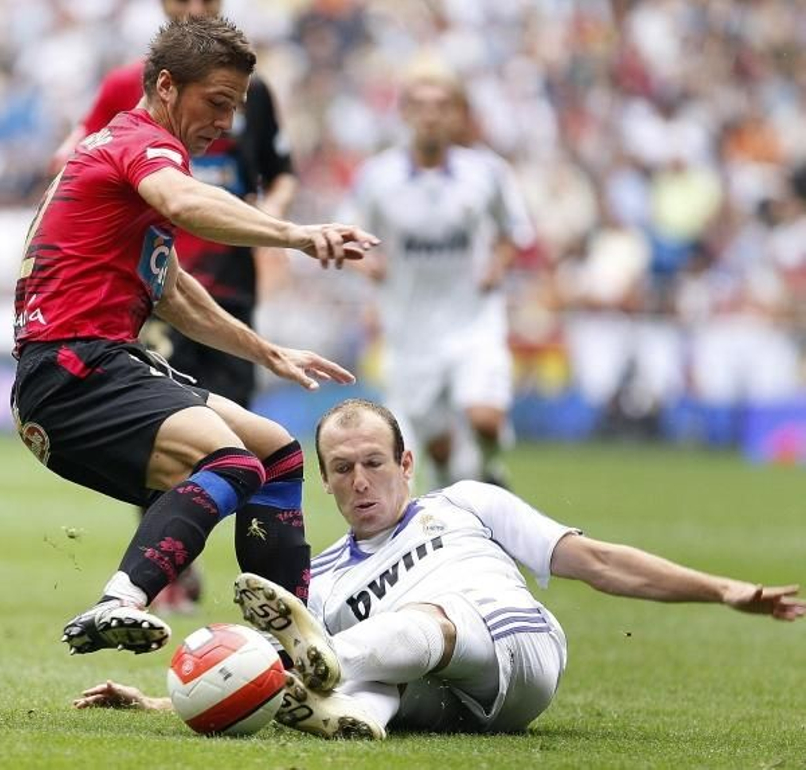 Edu Moya pugna por un balón con el madridista Robben durante un partido de la pasada temporada. foto: huelva información
