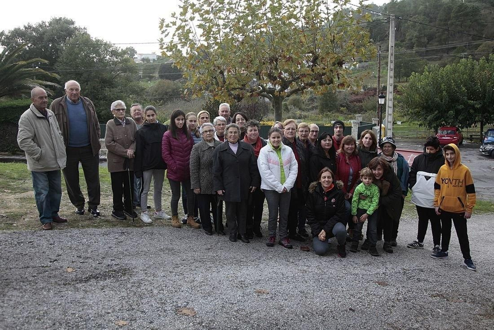 Vecinos de Tibiás (Pereiro), delante del local social, piden una solución para no depender solo del coche. (Foto: Miguel Ángel)