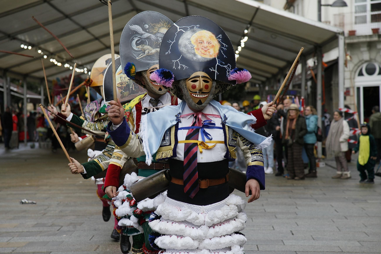Galería | Música, color y tradición con las llegada de los Cigarróns a Verín durante el Domingo de Corredoiro