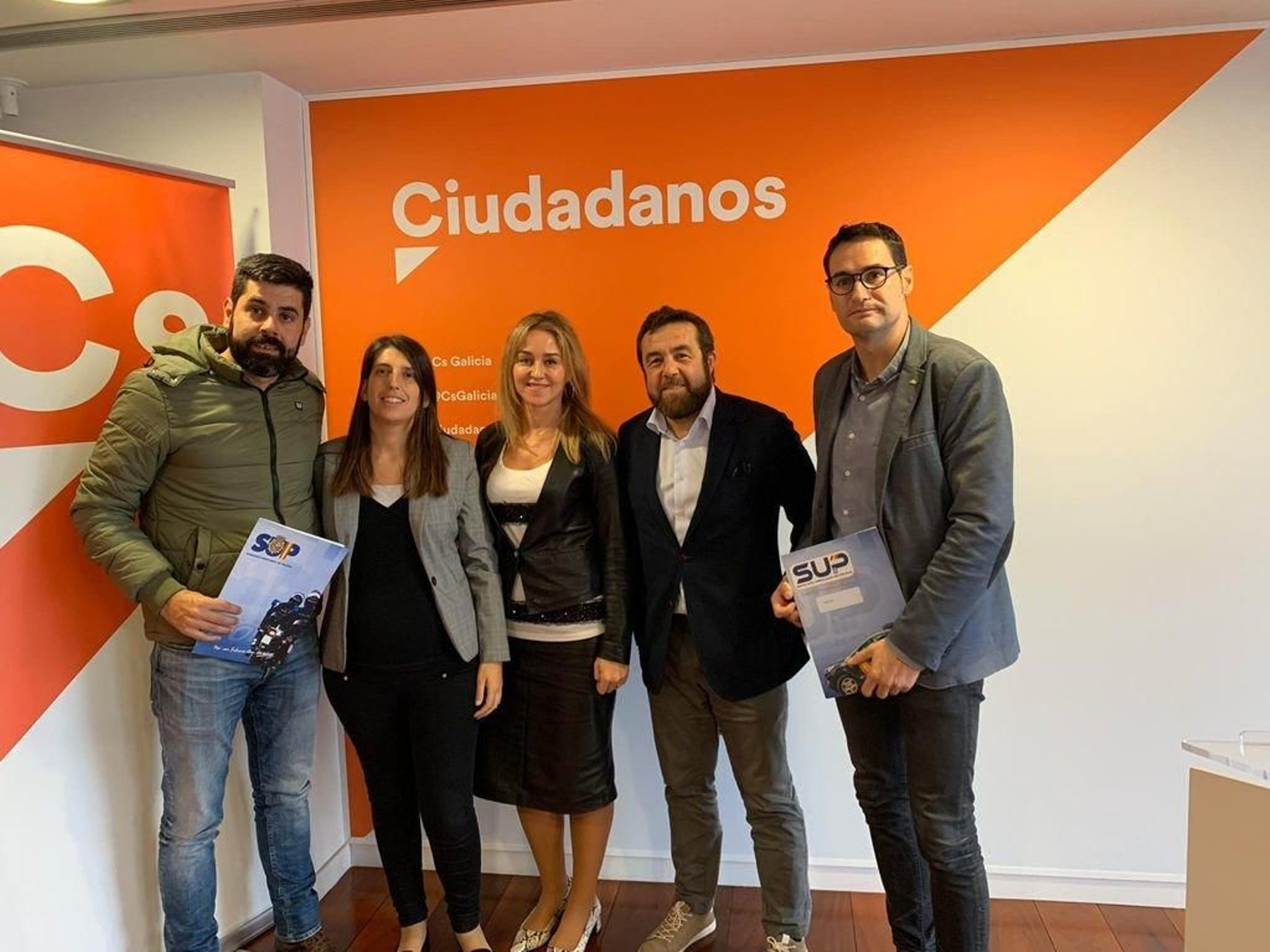 Los dirigentes de Ciudadanos, con los representantes policiales.