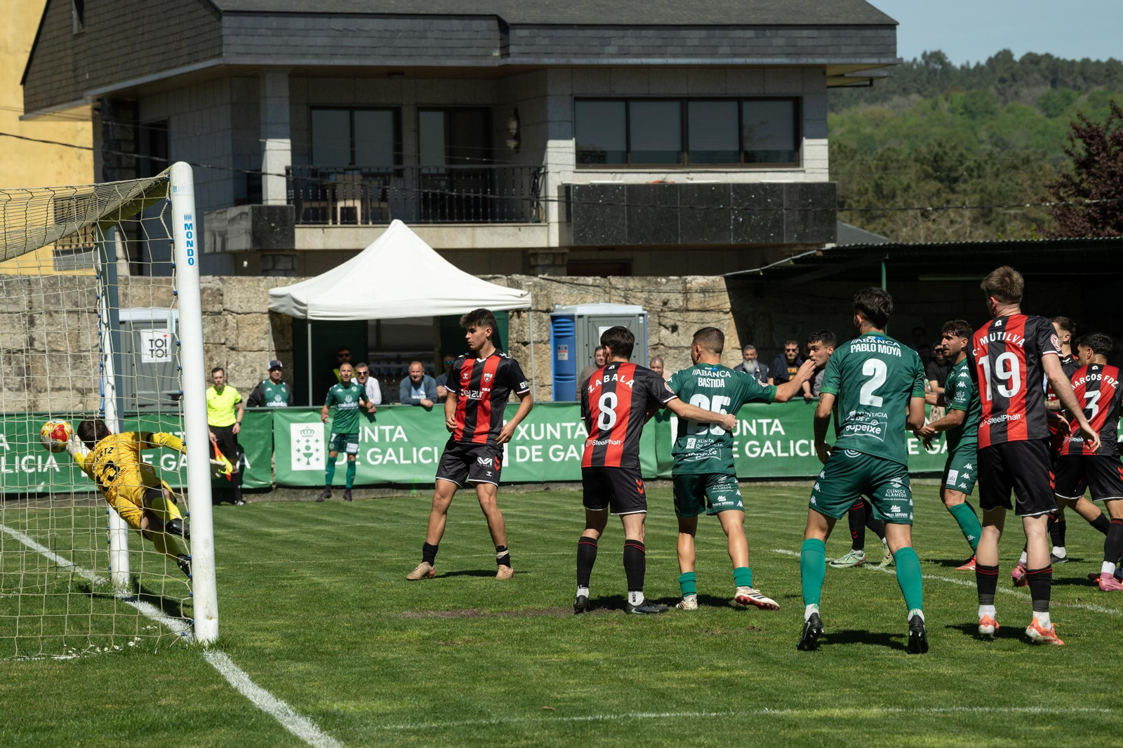 Galería | El Arenteiro cae en una tarde soleada de Domingo de Pascua en Espiñedo (1-2)