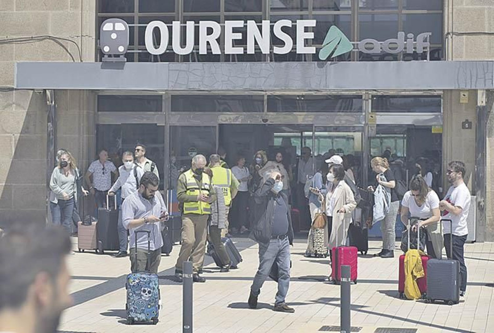 Viajeros saliendo de la estación de A Ponte tras la llegada de un tren desde Madrid.